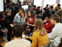 étudiants et enseignants discutent du certificat lors d'une réunion à Liverpool, mars 2019